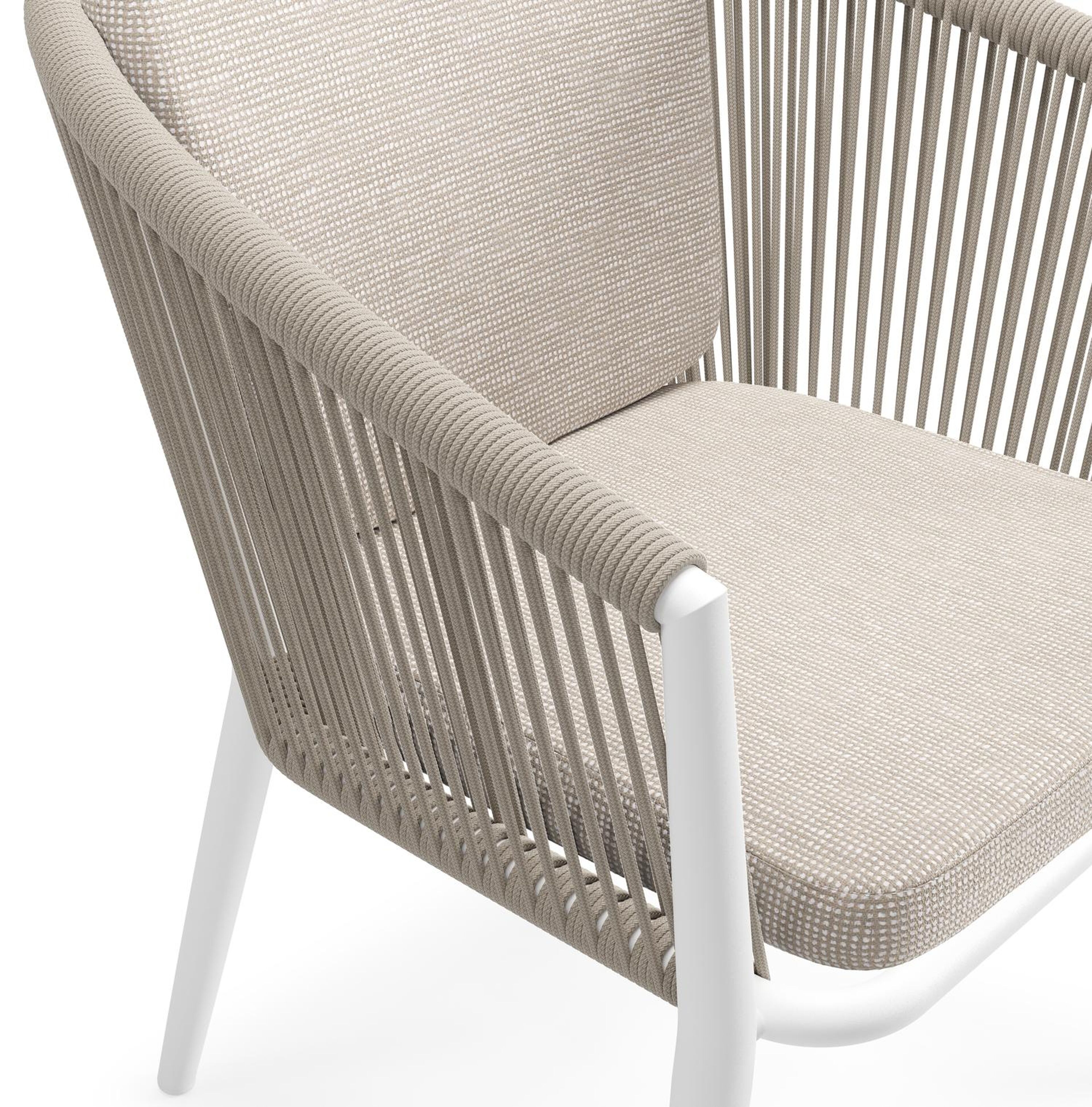 Orso tuinstoel in wit aluminium en beige verticaal geweven ronde rope met zitkussen in All Weather Sunbrella® Luxe Slow Farafra