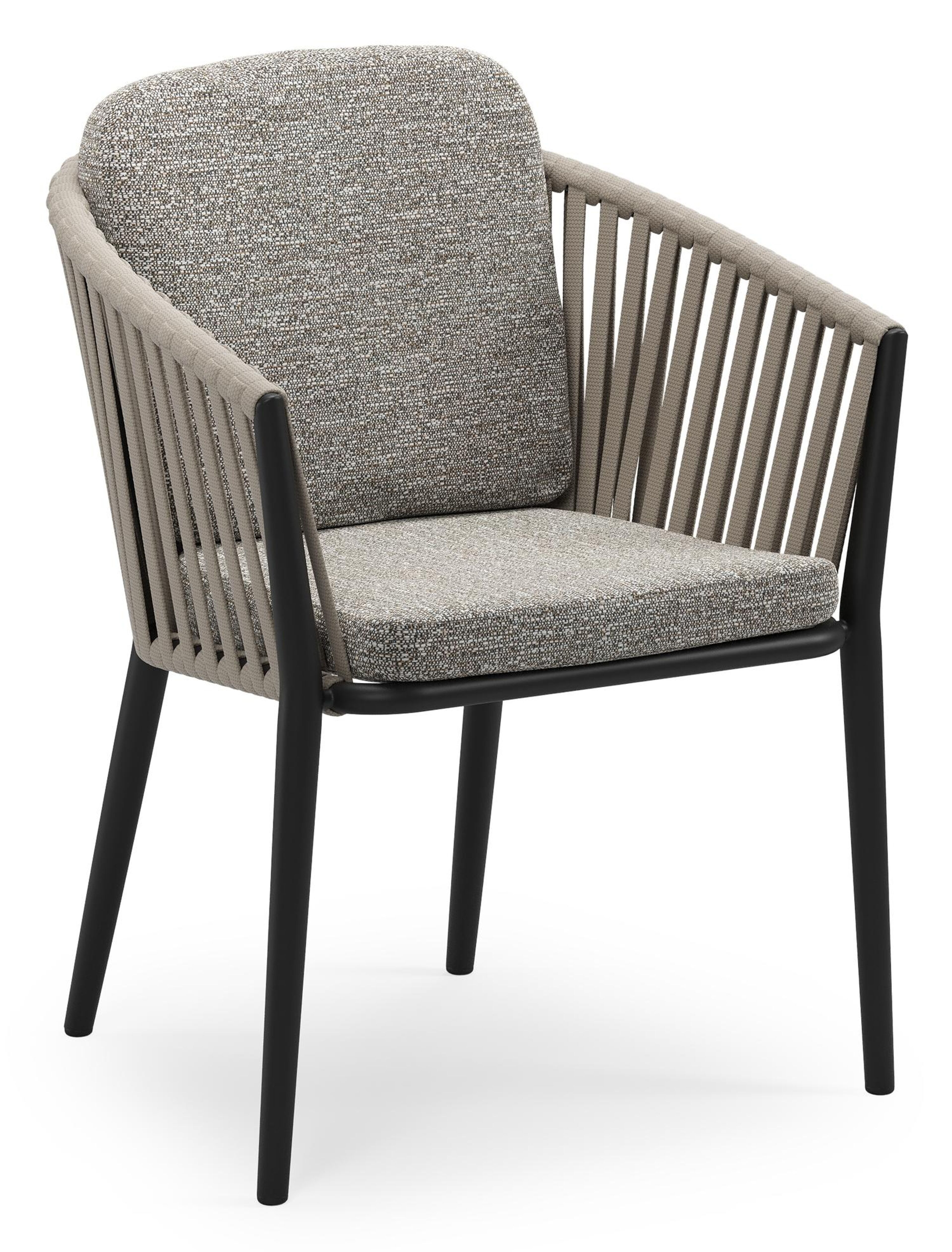 Orso stapelbare tuinstoel in zwart aluminium en beige verticaal geweven luxe vlakke brede rope met stoelkussen in All Weather Sunbrella® Luxe Tundra Pepper