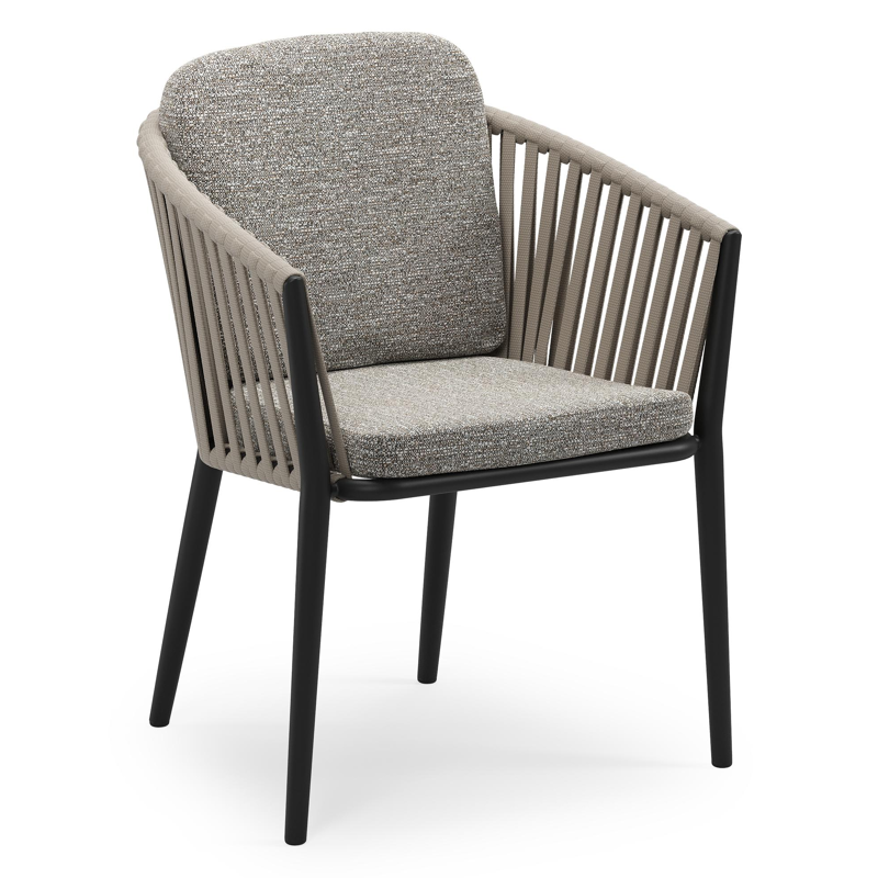 Orso stapelbare tuinstoel in zwart aluminium en beige verticaal geweven luxe vlakke brede rope met stoelkussen in All Weather Sunbrella® Luxe Tundra Pepper