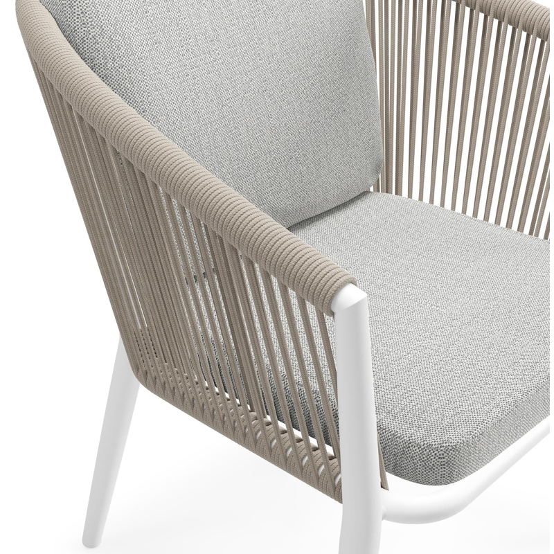 Orso tuinstoel in wit aluminium en beige verticaal geweven ronde rope met luxe zitkussen in All Weather Sunbrella® Luxe Savane Nimbus