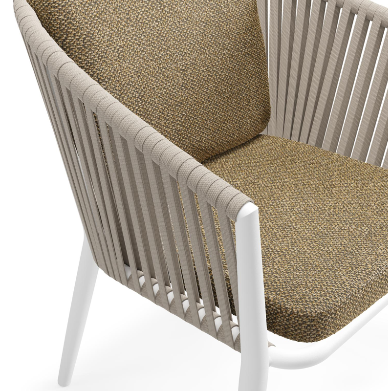 Orso tuinstoel in wit aluminium en beige verticaal geweven vlakke rope met luxe zitkussen in All Weather Cosytica Madagascar Walnut