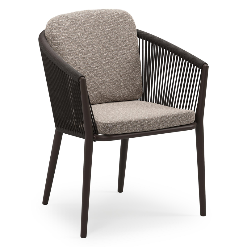 Chaise de jardin empilable Orso en aluminium brun foncé et corde ronde tissée verticalement brun foncé avec coussin en All Weather Sunbrella® Luxe Wander Manioc