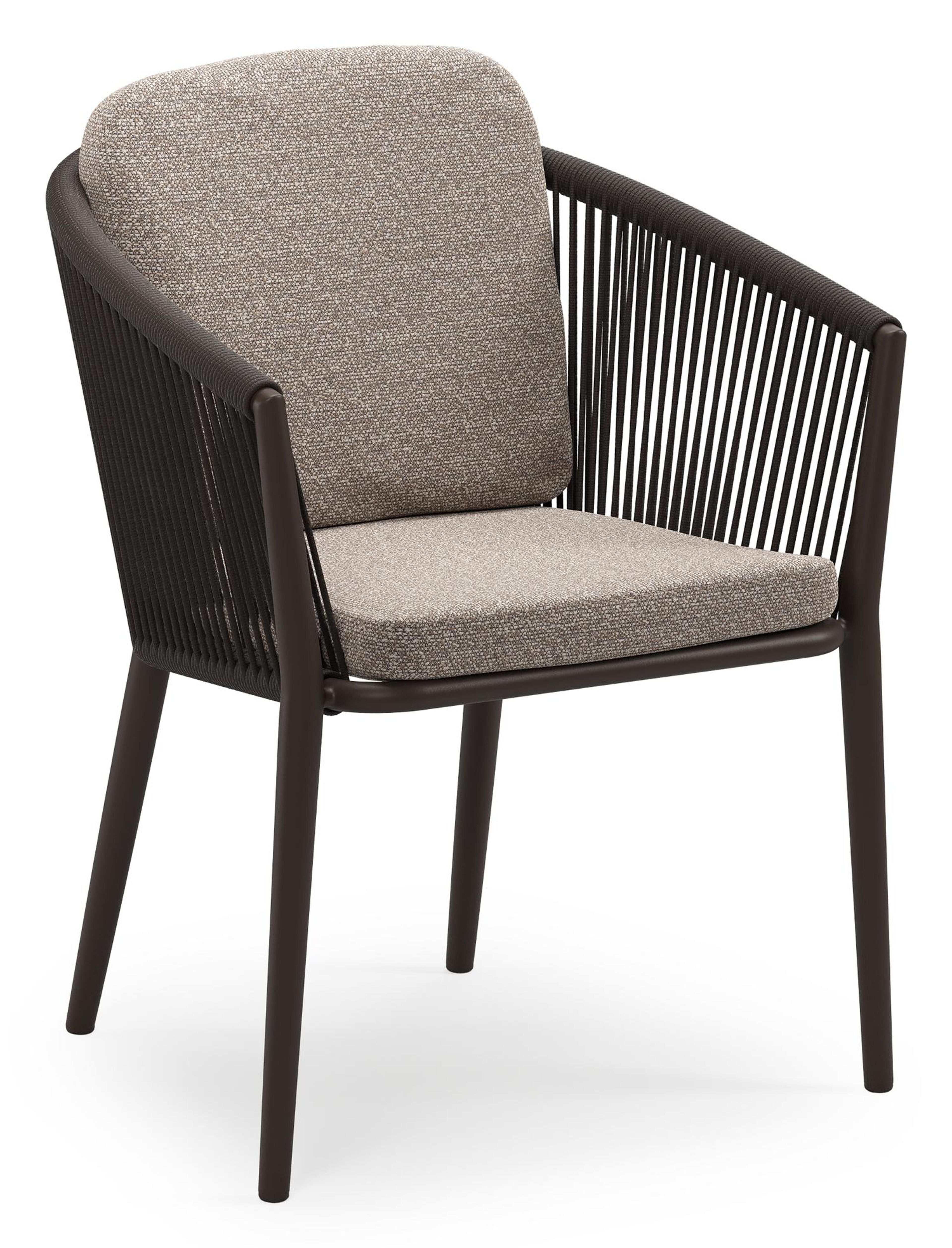 Orso stapelbare tuinstoel in donkerbruin aluminium en donkerbruin verticaal geweven ronde rope met stoelkussen in All Weather Sunbrella® Luxe Wander Manioc