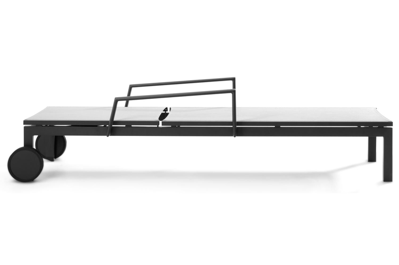 Caravelle verstelbaar ligbed in zwart aluminium met grijs textilene met armleuning