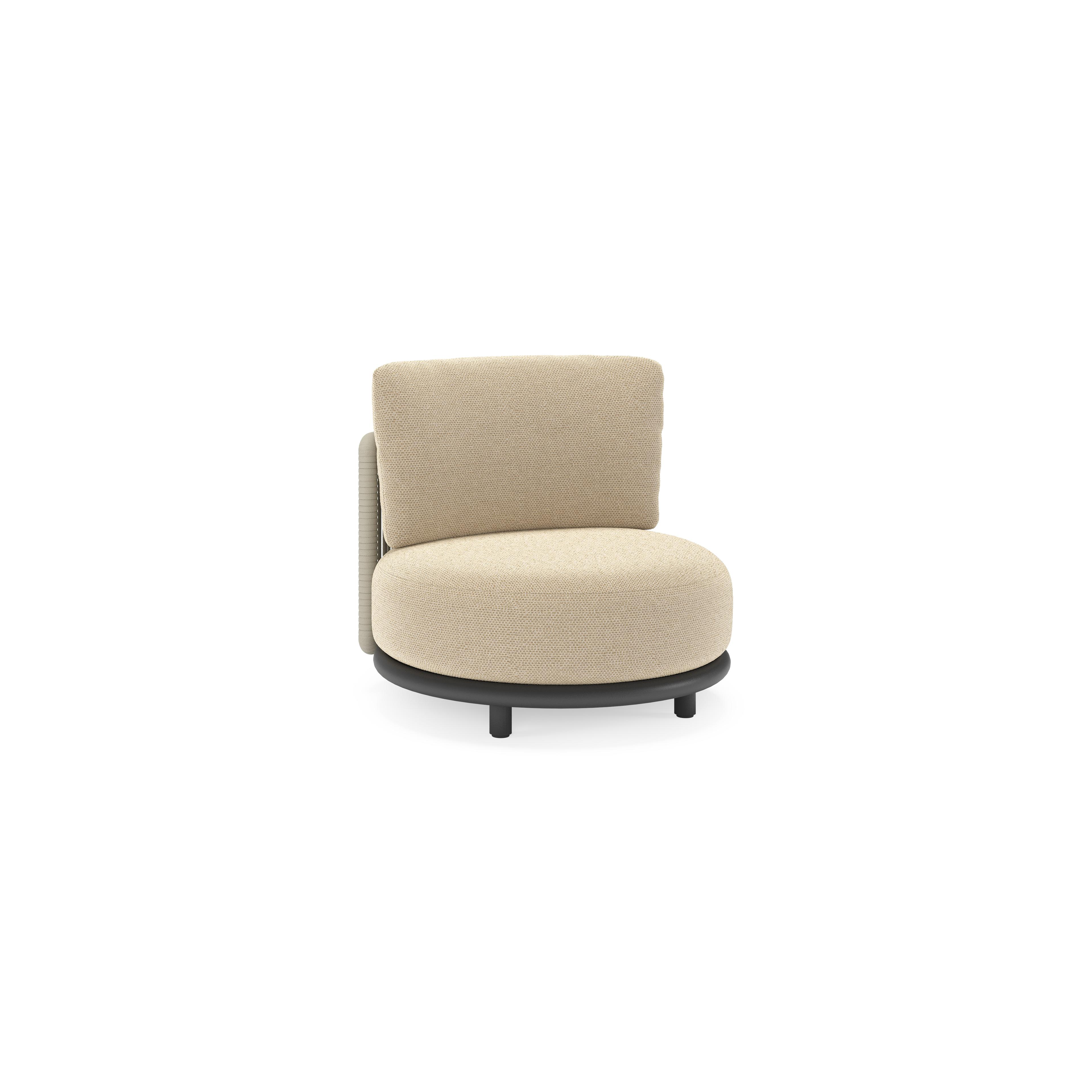 Fauteuil de jardin Lomano en aluminium noir et corde luxe plate tissée verticalement beige et coussins en all weather cosytica Althea Camel