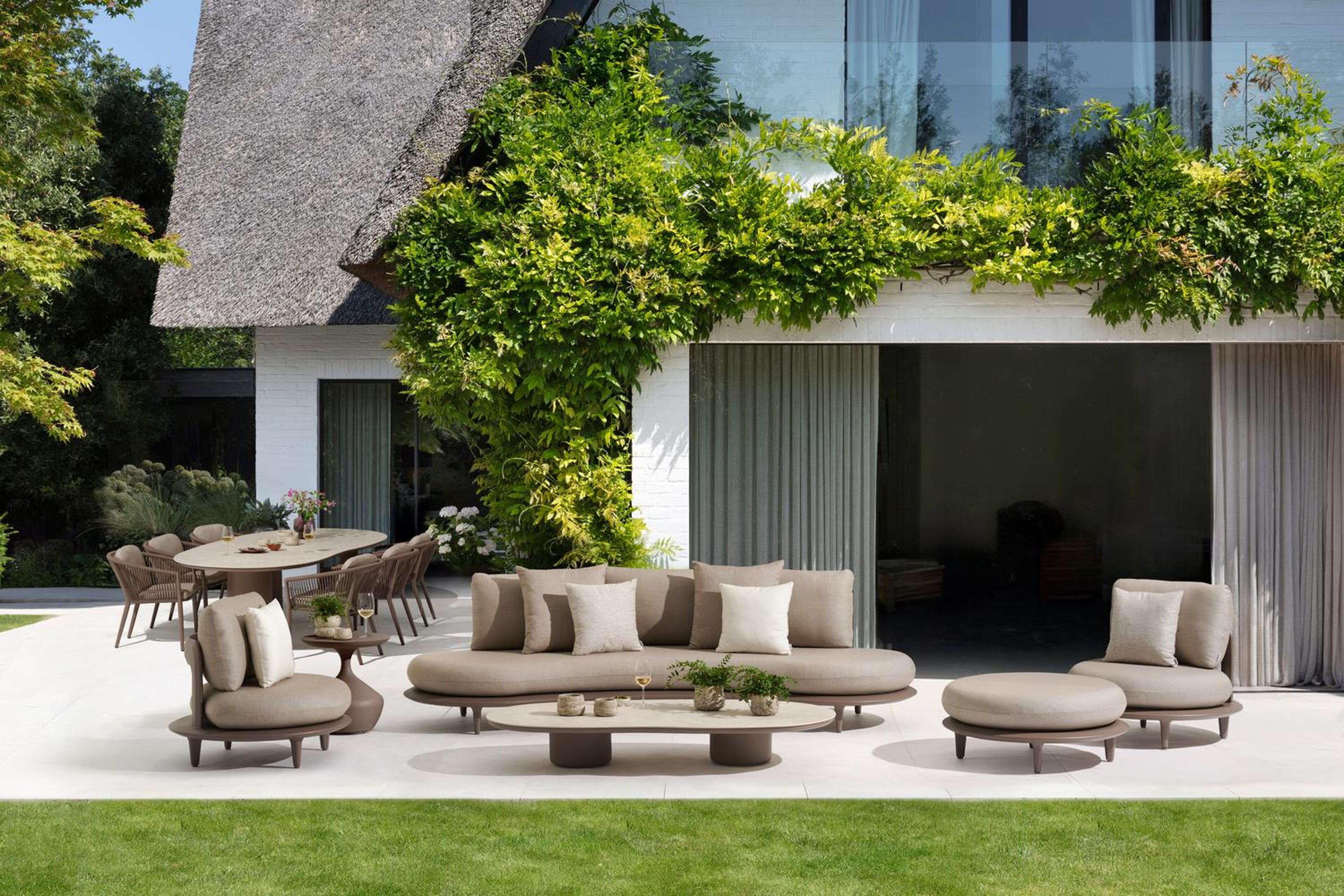 Bomero loungeset in taupe aluminium met savane coconut all weather sunbrella® luxe kussen