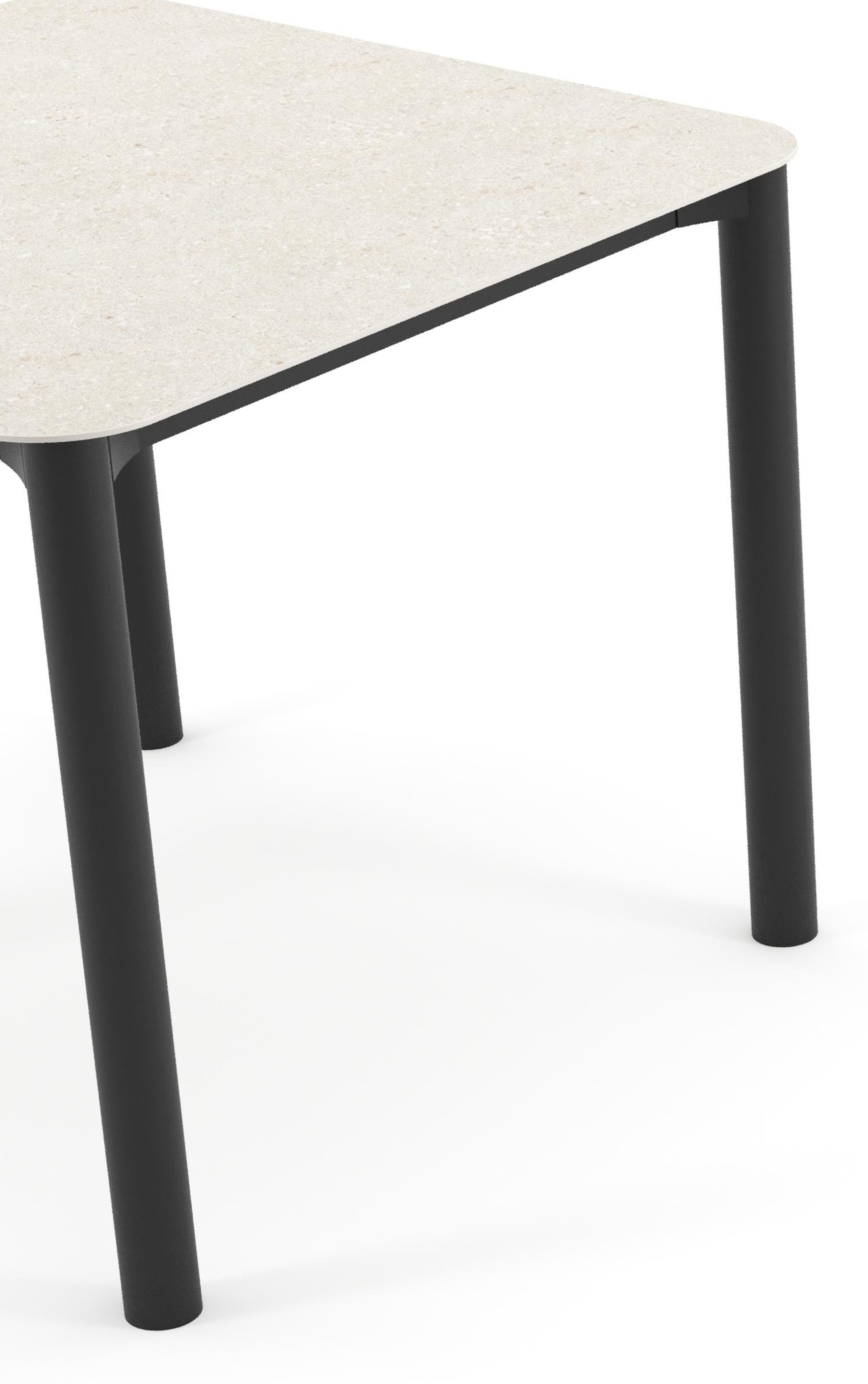 Table de jardin Orso rectangulaire arrondi en aluminium noir et céramique pleine Shilin - Lg. 90 x Lrg. 90 x Haut. 75 cm