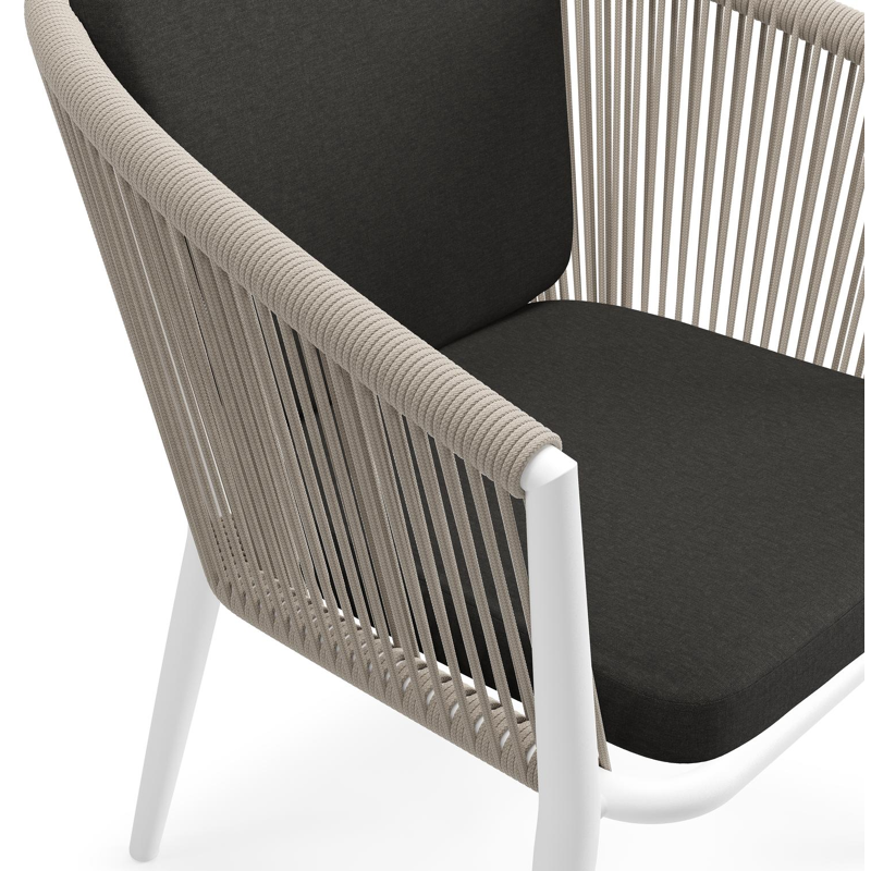 Orso tuinstoel in wit aluminium en beige verticaal geweven ronde rope met zitkussen in All Weather Sunbrella® Luxe Heritage Char