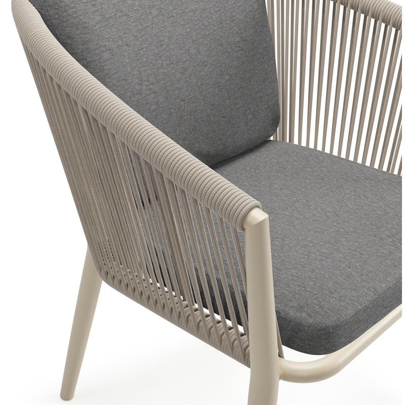 Orso tuinstoel in beige aluminium en beige verticaal geweven ronde rope met luxe zitkussen in All Weather Sunbrella® Luxe Heritage Slate