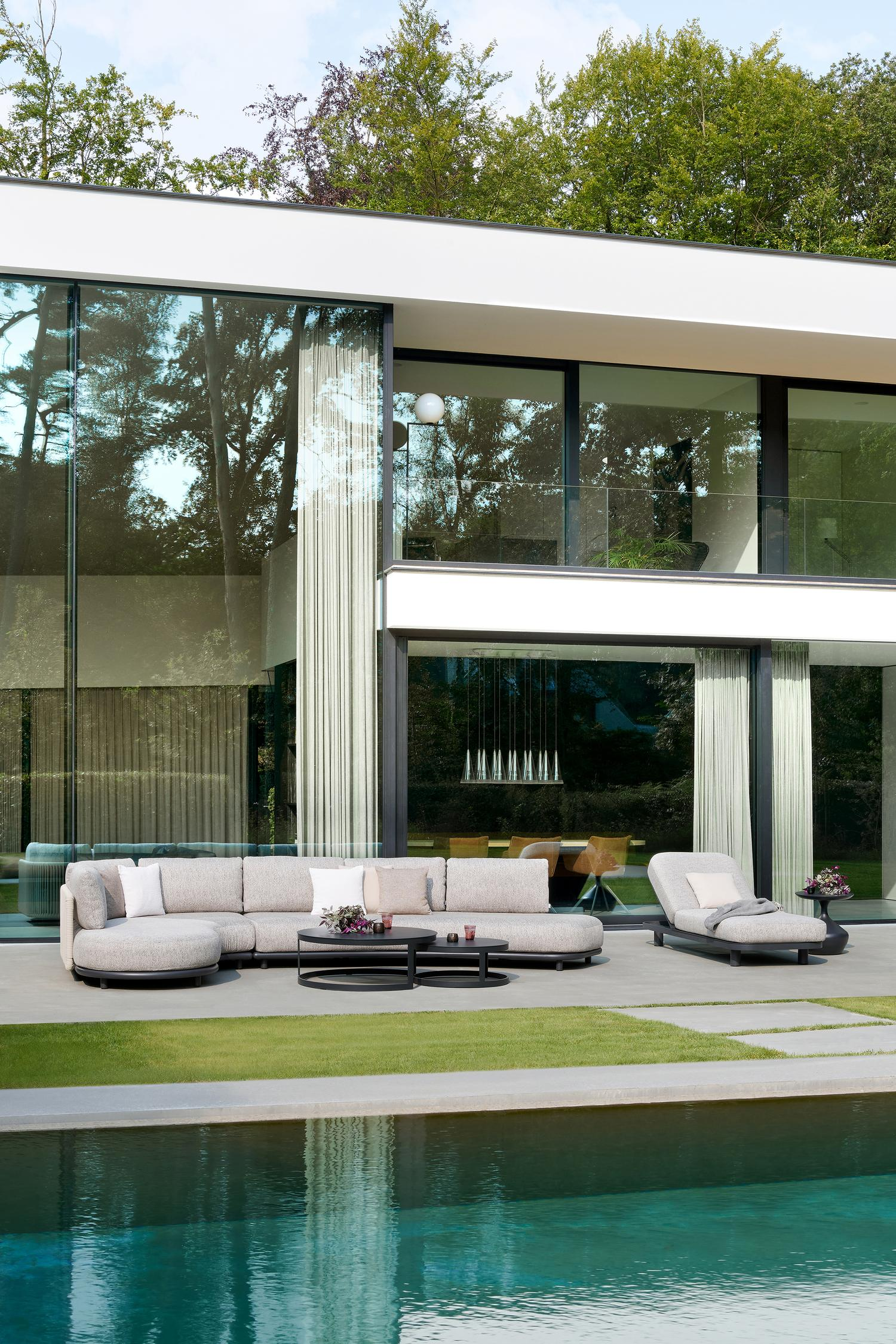 Salon de jardin d'angle Lomano en aluminium noir et corde luxe plate tissée verticalement beige et coussins en all weather solica Firenze Bamboe