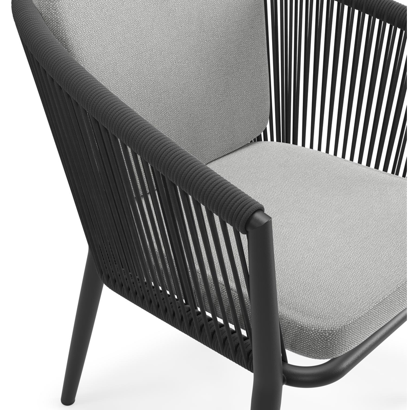 Orso tuinstoel in zwart aluminium en zwart verticaal geweven ronde rope met zitkussen in All Weather Sunbrella® Luxe Savane Grey