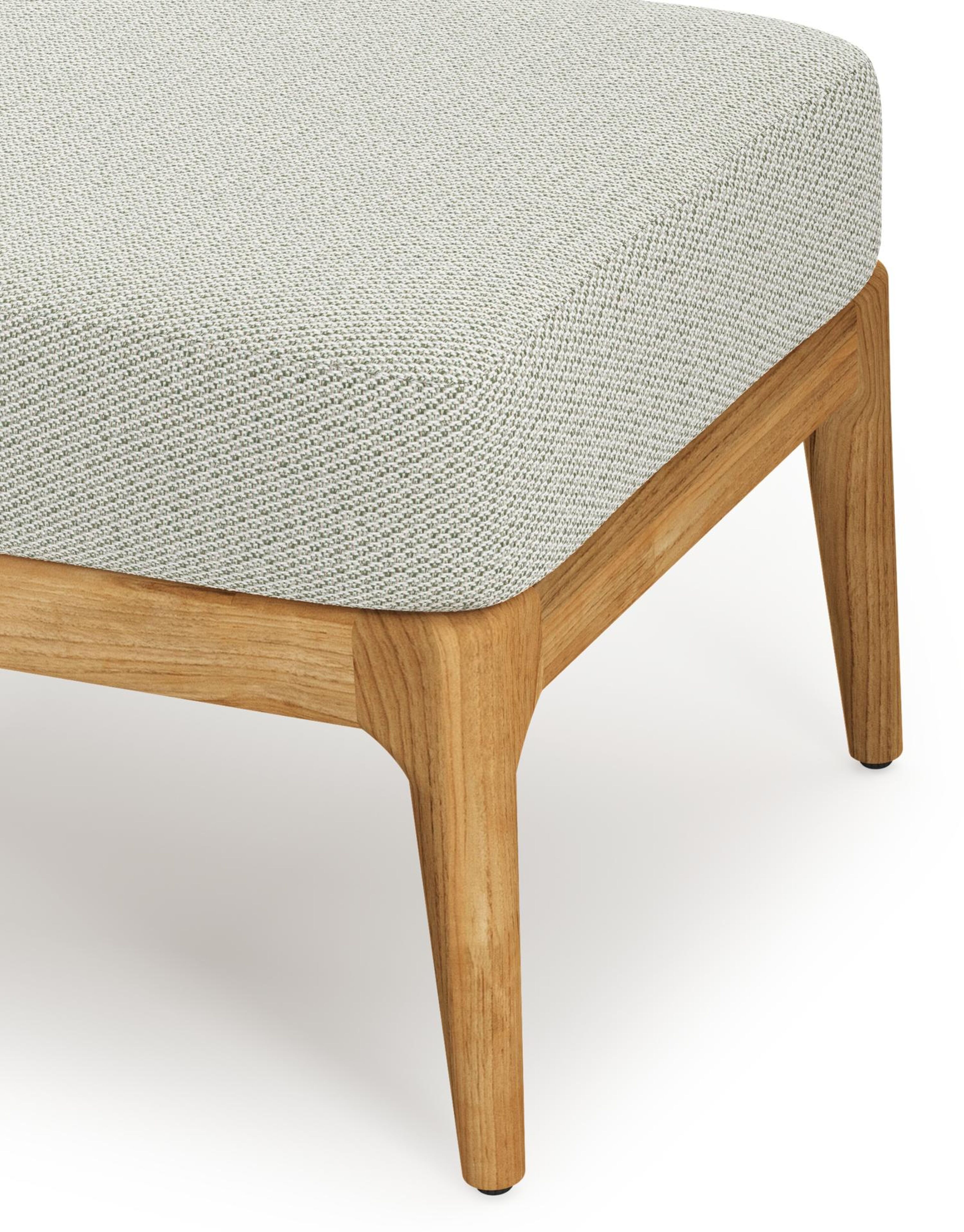 Orso poef in teak met Lopi Bud all weather sunbrella® luxe kussen