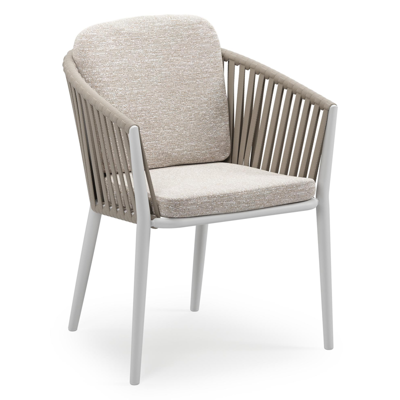 Orso stapelbare tuinstoel in wit aluminium en beige verticaal geweven luxe vlakke brede rope met stoelkussen in All Weather Sunbrella® Luxe Tundra Sand