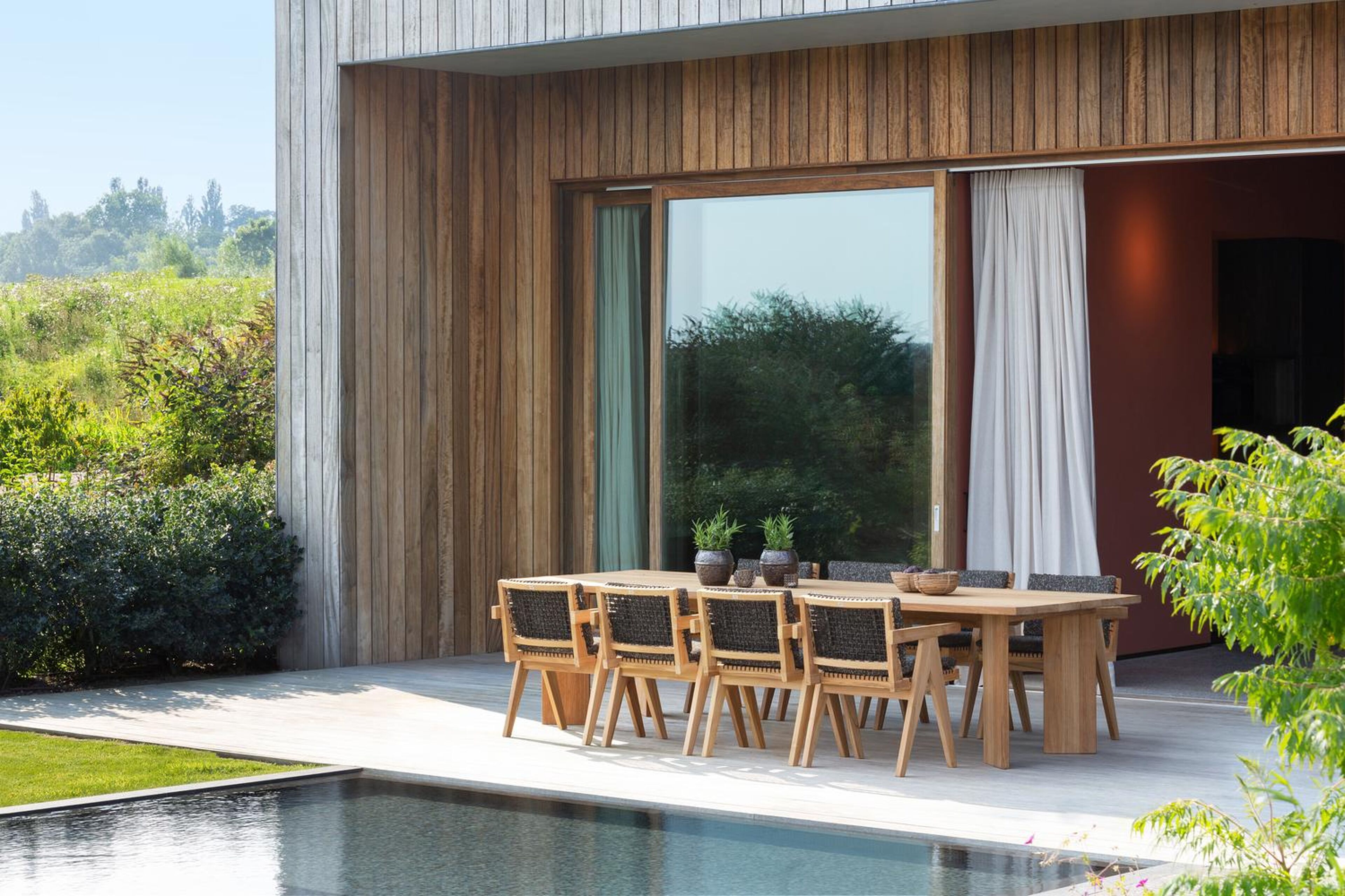 Trentino tuinstoel in teak en zwart wicker en teak armleuning