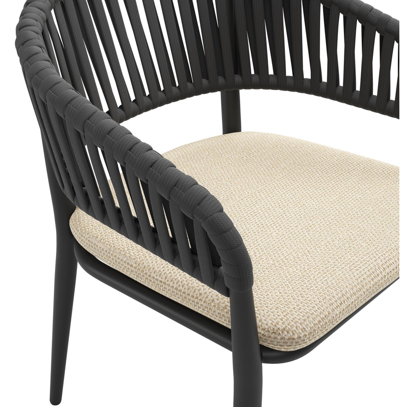 Tolfa stapelbare tuinstoel in zwart aluminium en zwart verticaal geweven luxe vlakke brede rope met stoelkussen in All Weather Cosytica Althea Camel