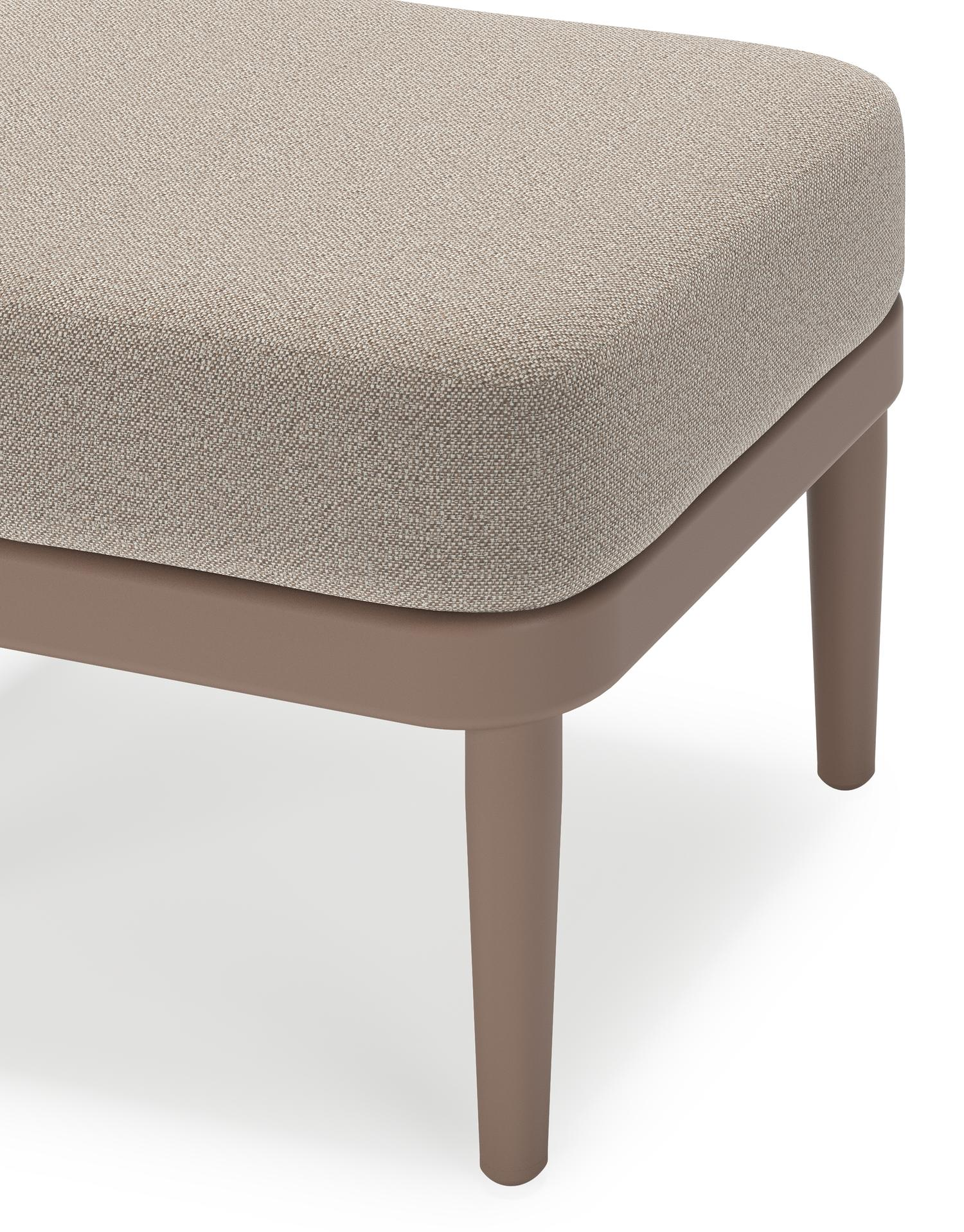 Orso poef in taupe aluminium met Savane Coconut all weather sunbrella® luxe kussen