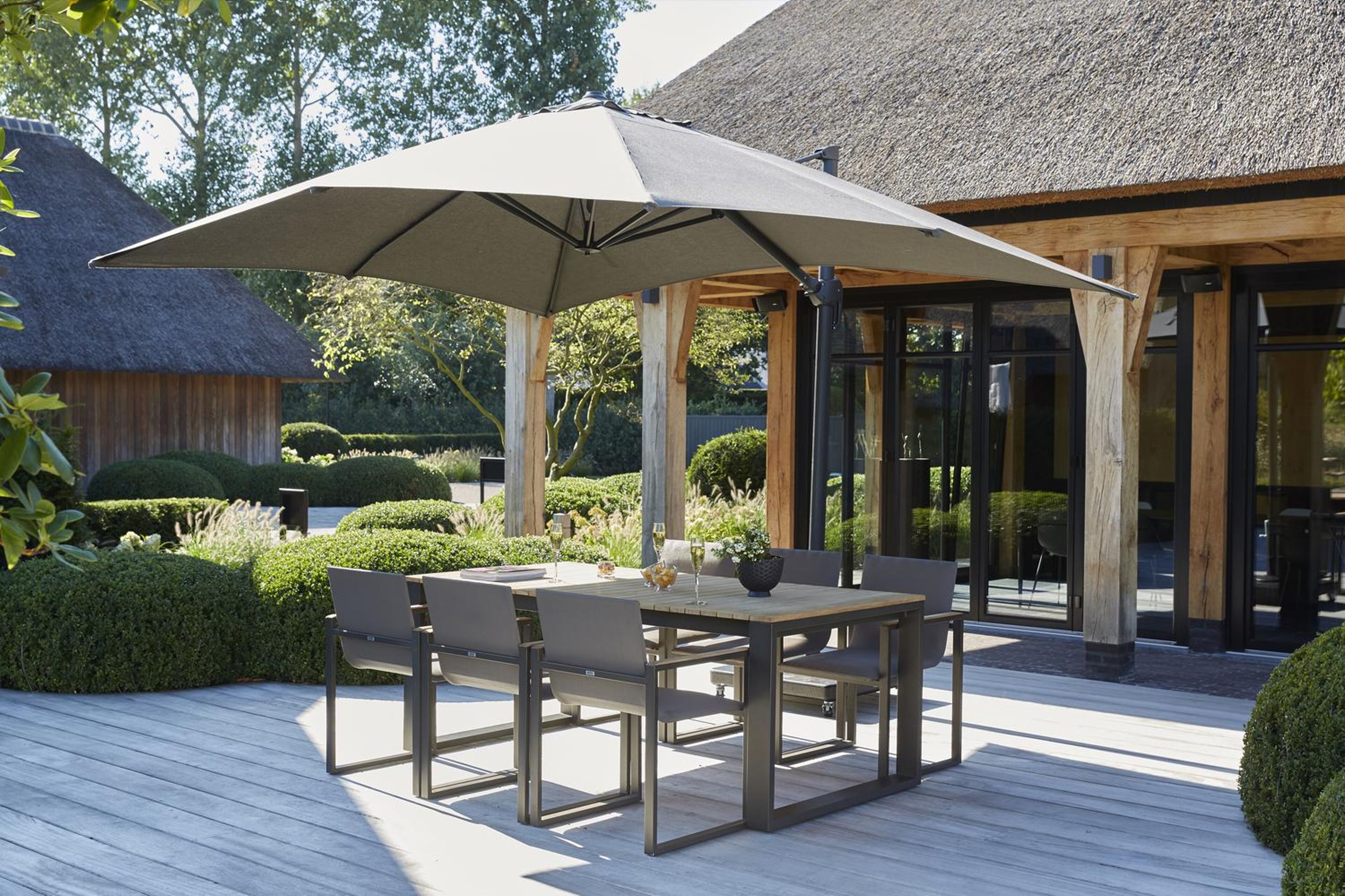 Parasol pendant Rufina en aluminium noir avec toile de parasol en all weather sunbrella® luxe natte dark taupe - Larg1 400 x Larg2 300 cm (sans pied de parasol)