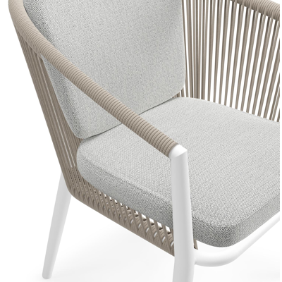 Orso tuinstoel in wit aluminium en beige verticaal geweven ronde rope met kussen in savane nimbus all weather sunbrella® luxe