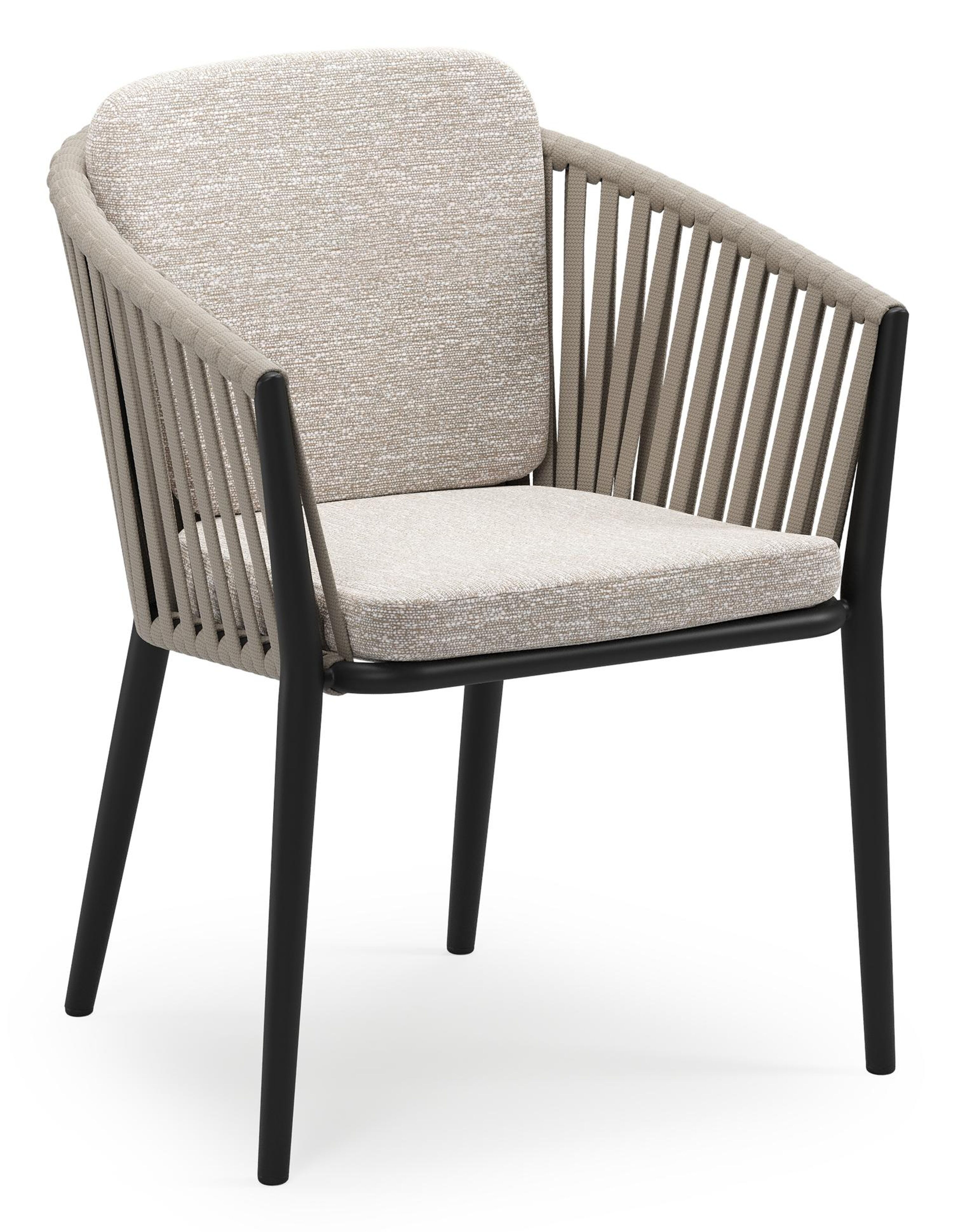 Orso stapelbare tuinstoel in zwart aluminium en beige verticaal geweven luxe vlakke brede rope met stoelkussen in All Weather Sunbrella® Luxe Tundra Sand