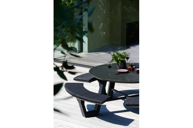 Rondino picknicktafel in zwart aluminium en volkeramiek black obsession tafelblad - Ø 236 x H 71,5 cm