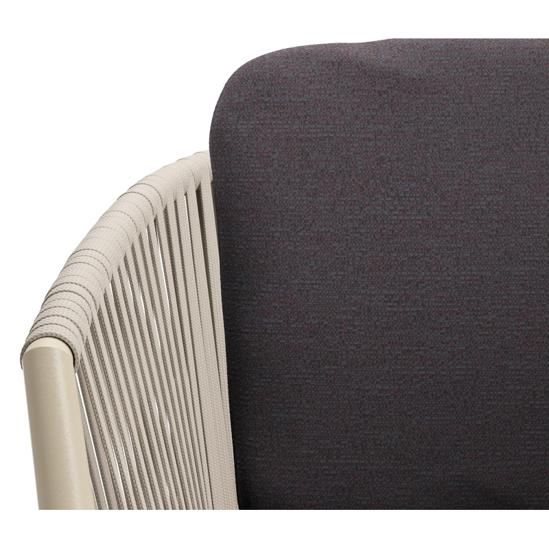 Chaise de jardin Orso en aluminium beige et corde plate tissée verticalement beige avec coussin luxe en All Weather Sunbrella® Luxe Tundra Red