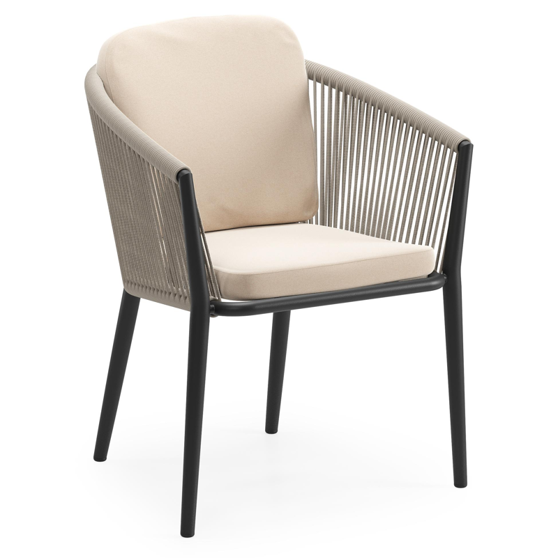 Orso tuinstoel in zwart aluminium en beige verticaal geweven ronde rope met luxe zitkussen in All Weather Sunbrella® Luxe Natte Linen Chalk