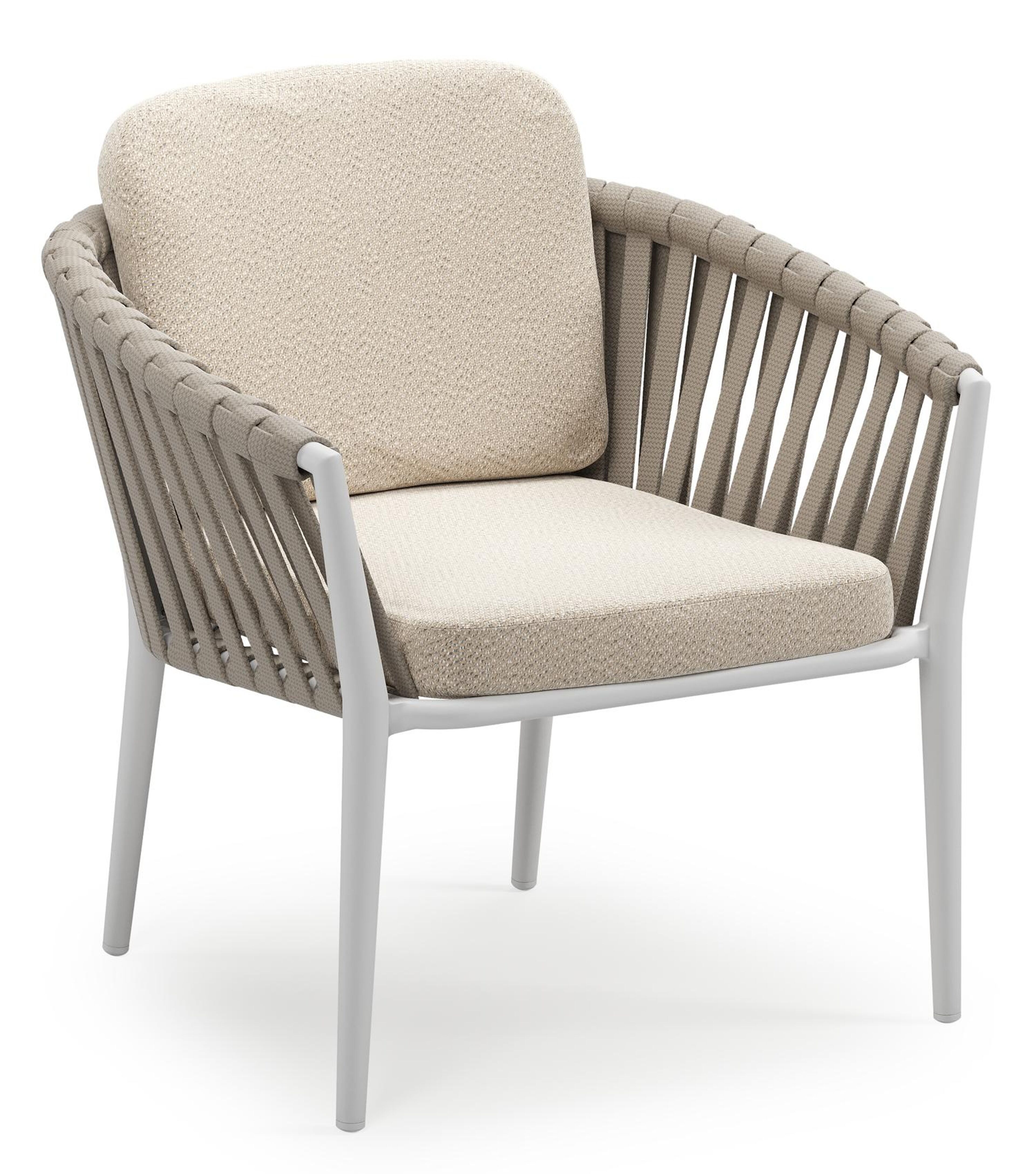 Orso low dining tuinstoel in wit aluminium en beige verticaal geweven luxe vlakke brede rope met stoelkussen in All Weather Sunbrella® Luxe Lopi Sand