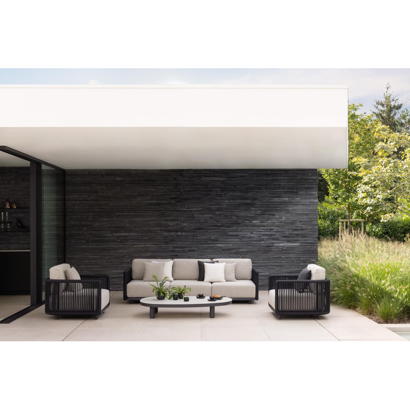 Organo loungebank in zwart aluminium en zwart verticaal geweven luxe vlakke rope met heritage papyrus all weather Sunbrella® luxe kussen