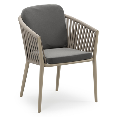 Orso stapelbare tuinstoel in beige aluminium en beige verticaal geweven luxe vlakke brede rope met stoelkussen in All Weather Sunbrella® Luxe Natte Charcoal Chine