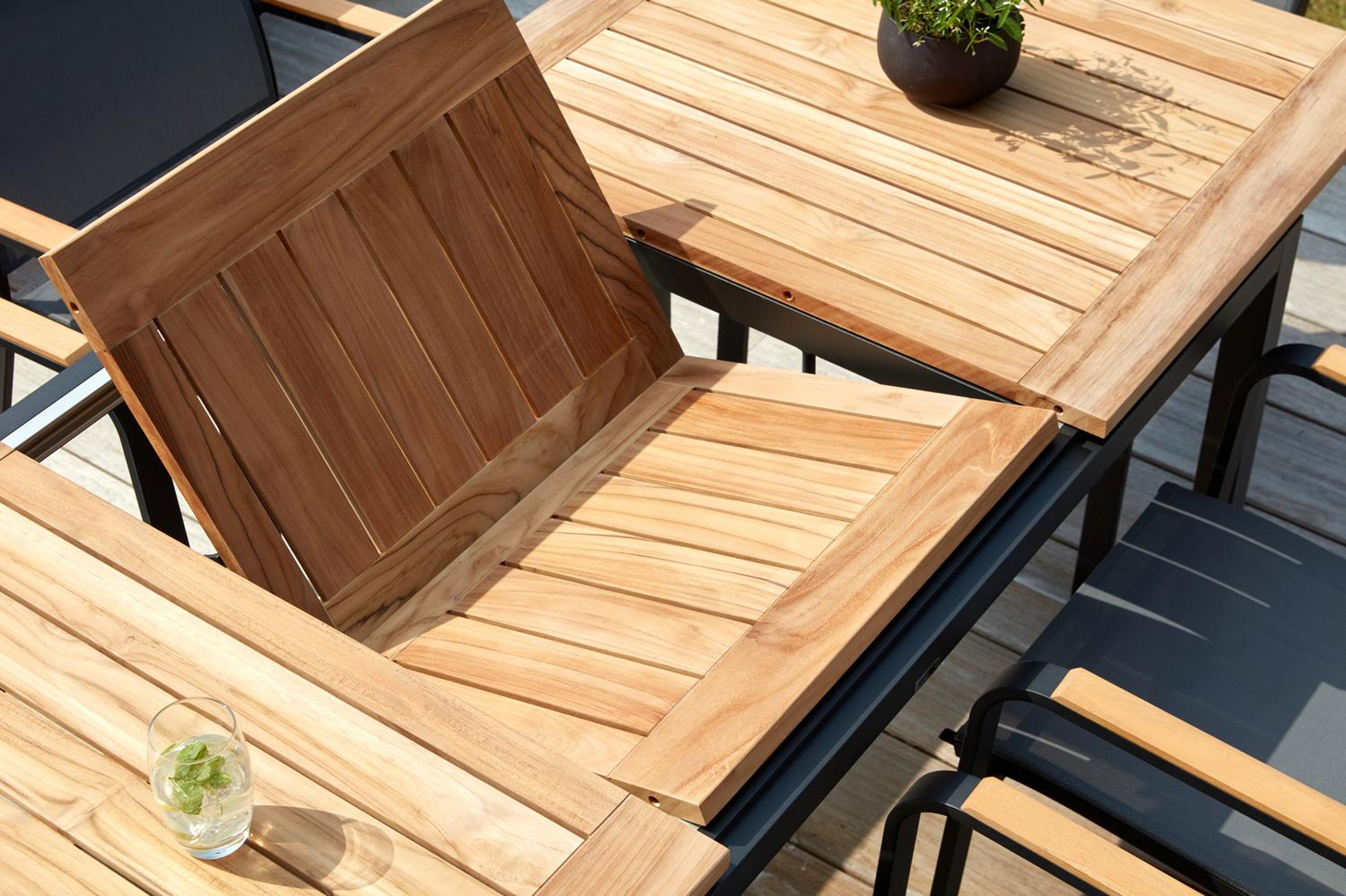 Amalfi rechthoekige uitschuifbare tuinset in zwart aluminium en teak naturel met 6 Amalfi tuinstoelen