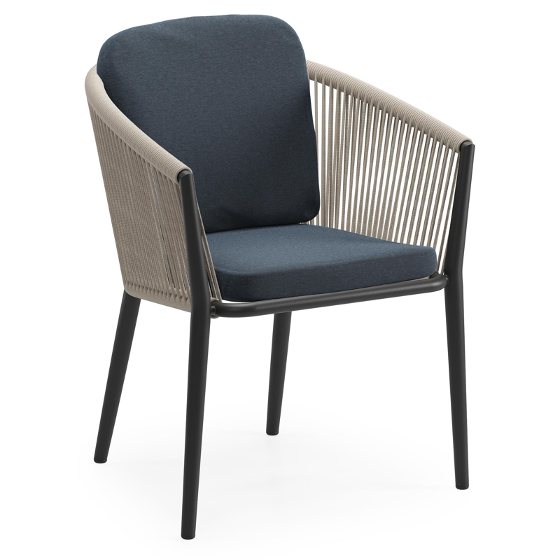 Orso tuinstoel in zwart aluminium en beige verticaal geweven ronde rope met luxe zitkussen in All Weather Sunbrella® Luxe Heritage Indigo