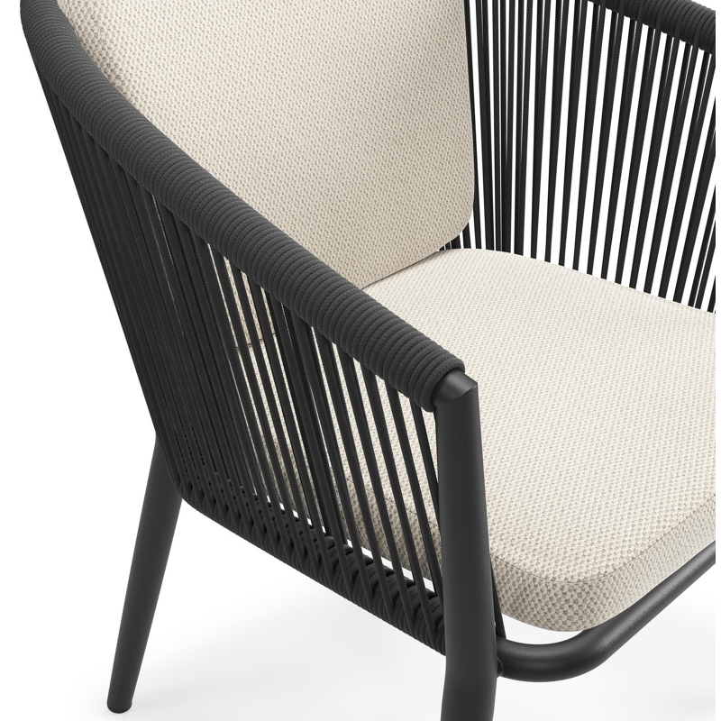 Orso tuinstoel in zwart aluminium en zwart verticaal geweven ronde rope met zitkussen in All Weather Sunbrella® Luxe Lopi Marble