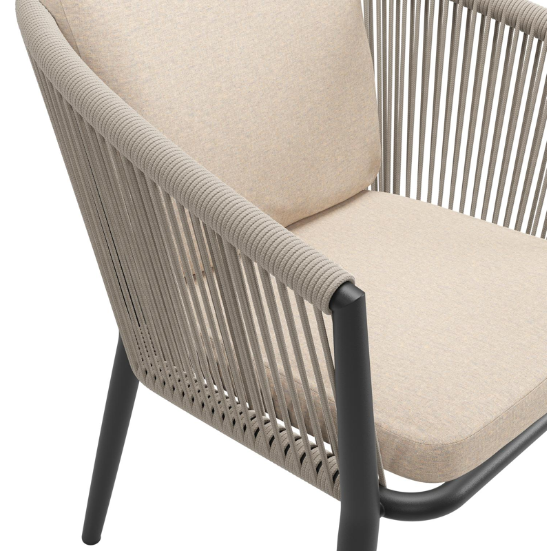 Orso tuinstoel in zwart aluminium en beige verticaal geweven ronde rope met luxe zitkussen in All Weather Sunbrella® Luxe Heritage Papyrus