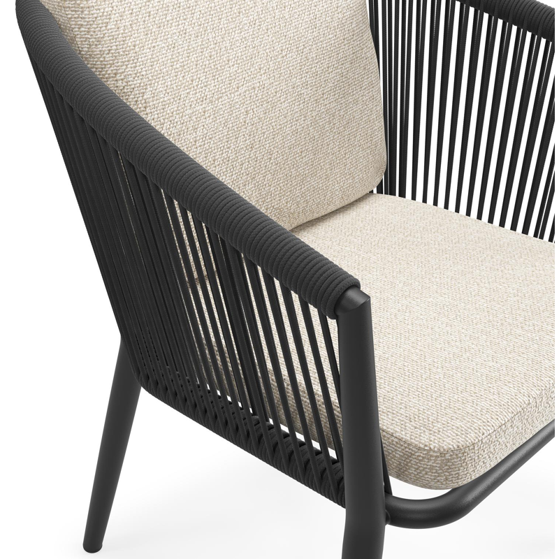 Orso tuinstoel in zwart aluminium en zwart verticaal geweven ronde rope met luxe zitkussen in All Weather Cosytica Marbella Ecru