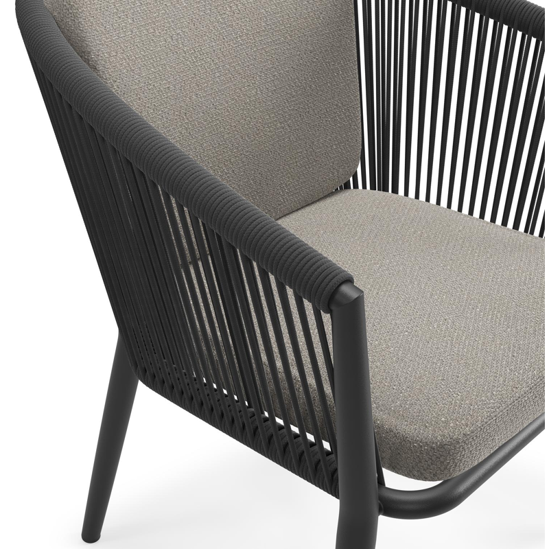Orso tuinstoel in zwart aluminium en zwart verticaal geweven ronde rope met zitkussen in All Weather Sunbrella® Luxe Lopi Silver