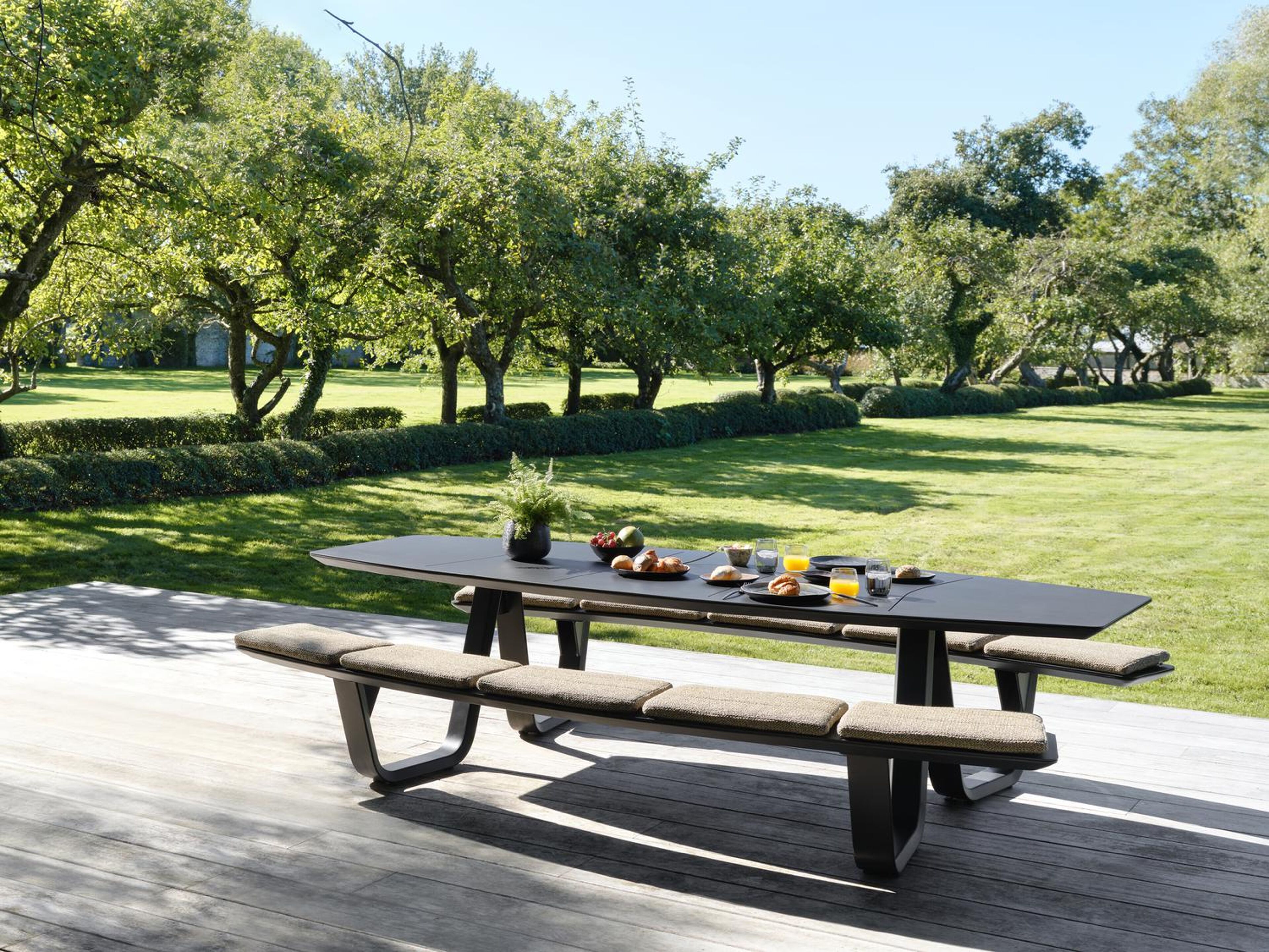 Forno picknicktafel bootvorm in zwart aluminium - L 280 x B 192 x H 72 cm