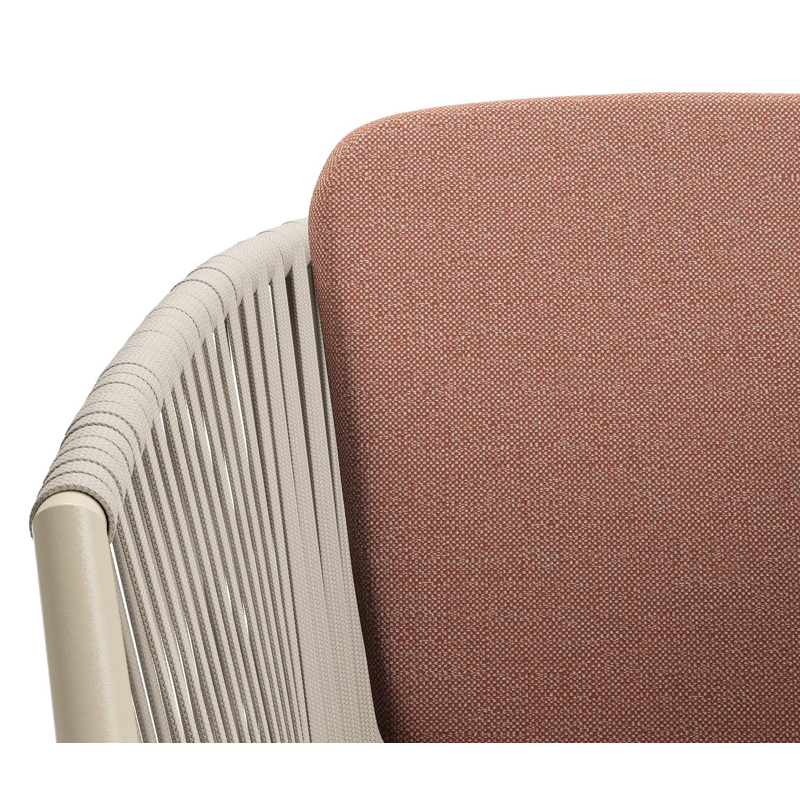 Chaise de jardin Orso en aluminium beige et corde plate tissée verticalement beige avec coussin en All Weather Sunbrella® Luxe Savane Rust