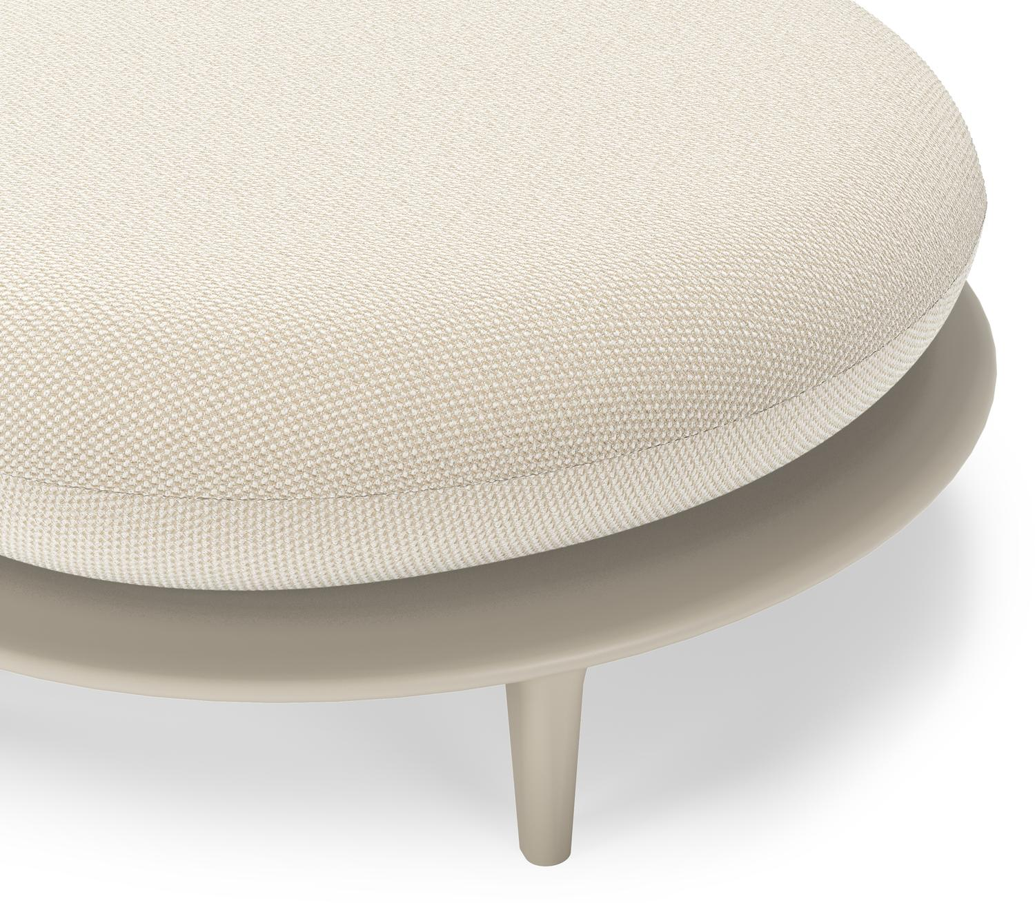 Bomero poef in beige aluminium met althea off white all weather cosytica kussen