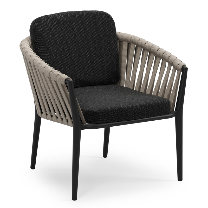 Orso low dining tuinstoel in zwart aluminium en beige verticaal geweven luxe vlakke brede rope met stoelkussen in All Weather Sunbrella® Luxe Lopi Baribal