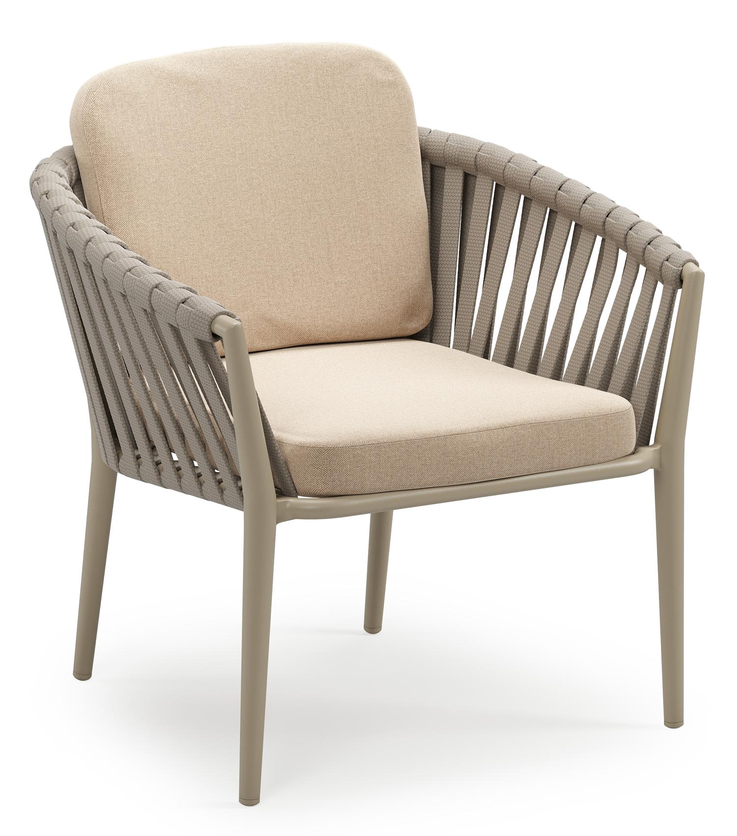 Orso low dining tuinstoel in beige aluminium en beige verticaal geweven luxe vlakke brede rope met stoelkussen in All Weather Sunbrella® Luxe Natte Heather Beige