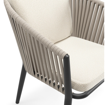 Orso tuinstoel in zwart aluminium en beige verticaal geweven vlakke rope met luxe zitkussen in All Weather Cosytica Althea Off White