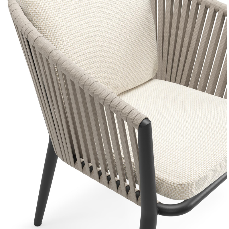 Chaise de jardin Orso en aluminium noir et corde plate tissée verticalement beige avec coussin luxe en All Weather Cosytica Althea Off White