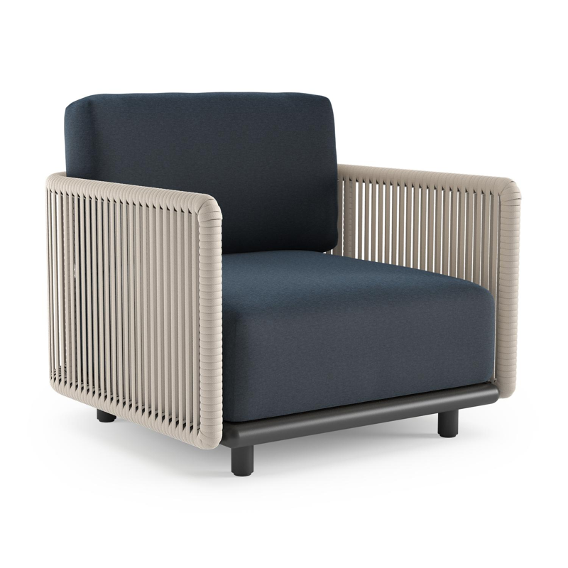 Organo loungestoel in zwart aluminium en beige verticaal geweven luxe vlakke rope met heritage indigo all weather Sunbrella® luxe kussen