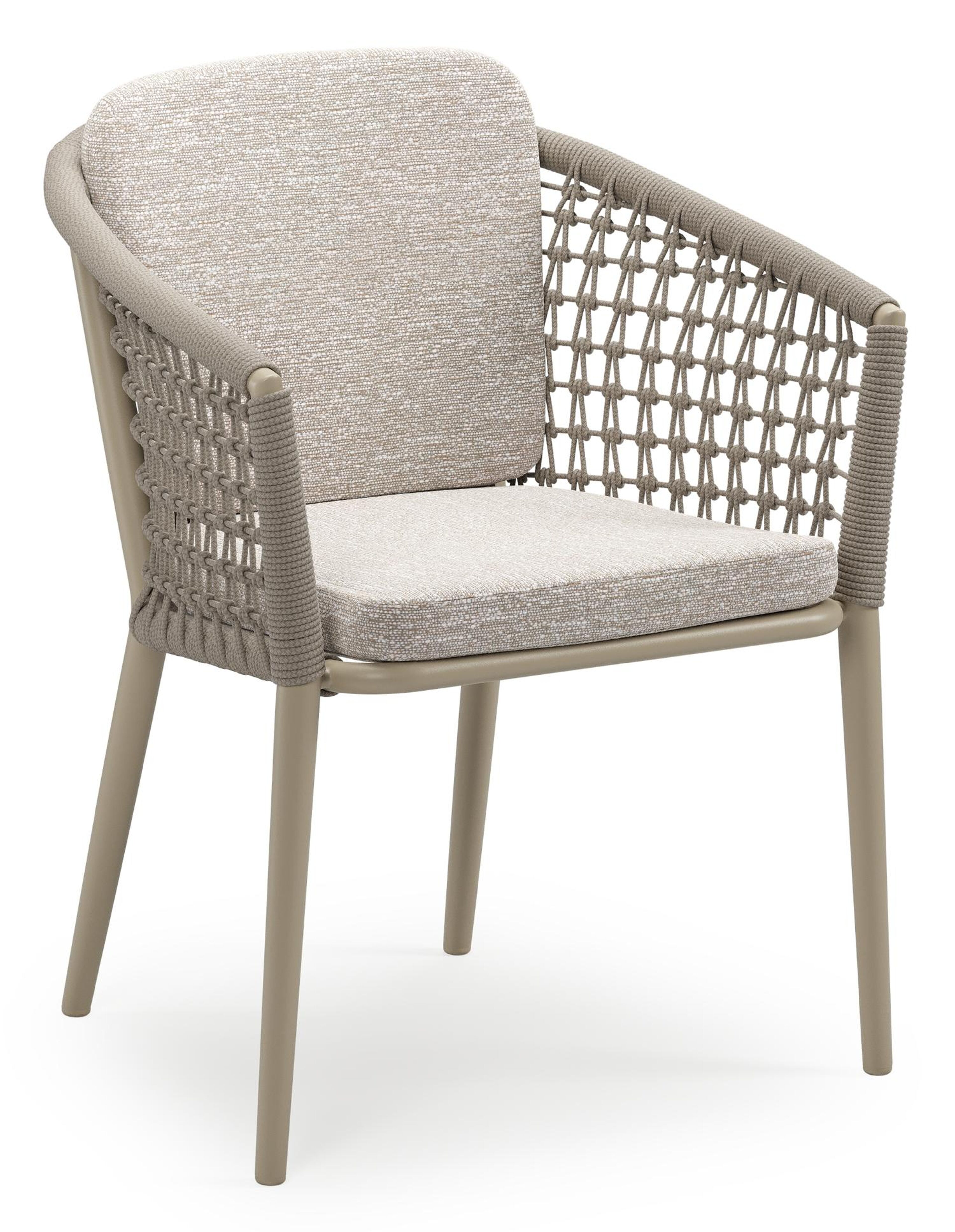 Orso stapelbare tuinstoel in beige aluminium en beige visnet geweven ronde rope met stoelkussen in All Weather Sunbrella® Luxe Tundra Sand