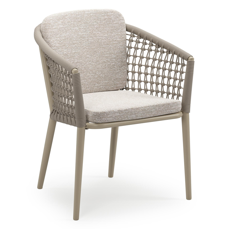 Orso stapelbare tuinstoel in beige aluminium en beige visnet geweven ronde rope met stoelkussen in All Weather Sunbrella® Luxe Tundra Sand