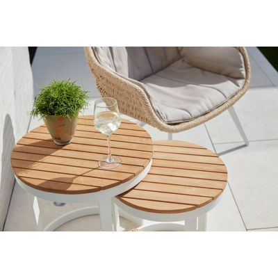 Enna bijzettafels in wit aluminium en naturel teak - tafel 1: Dia. 44 x H 46 cm, tafel 2: Dia. 52 x H 52 cm