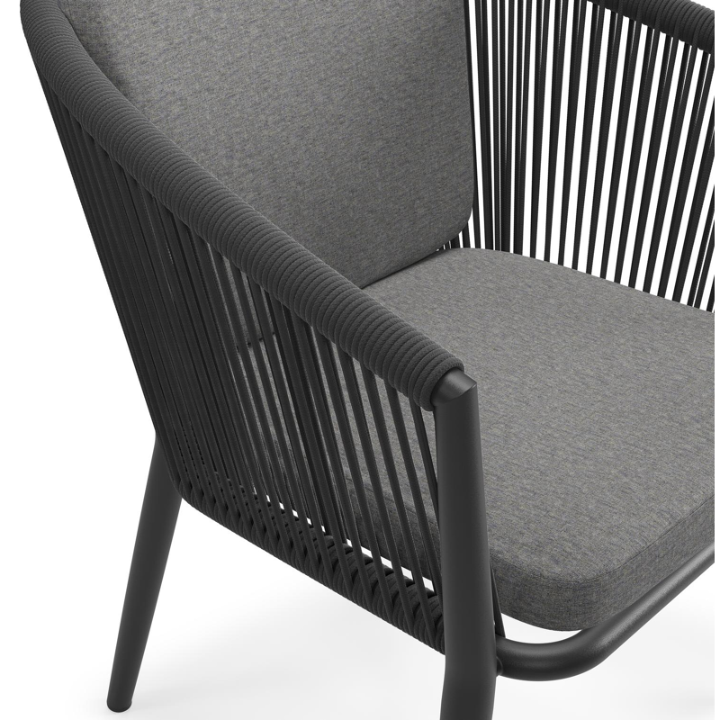 Orso tuinstoel in zwart aluminium en zwart verticaal geweven ronde rope met zitkussen in All Weather Sunbrella® Luxe Heritage Slate
