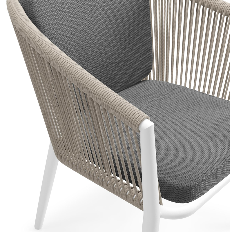 Orso tuinstoel in wit aluminium en beige verticaal geweven ronde rope met zitkussen in All Weather Sunbrella® Luxe Lopi Shadow