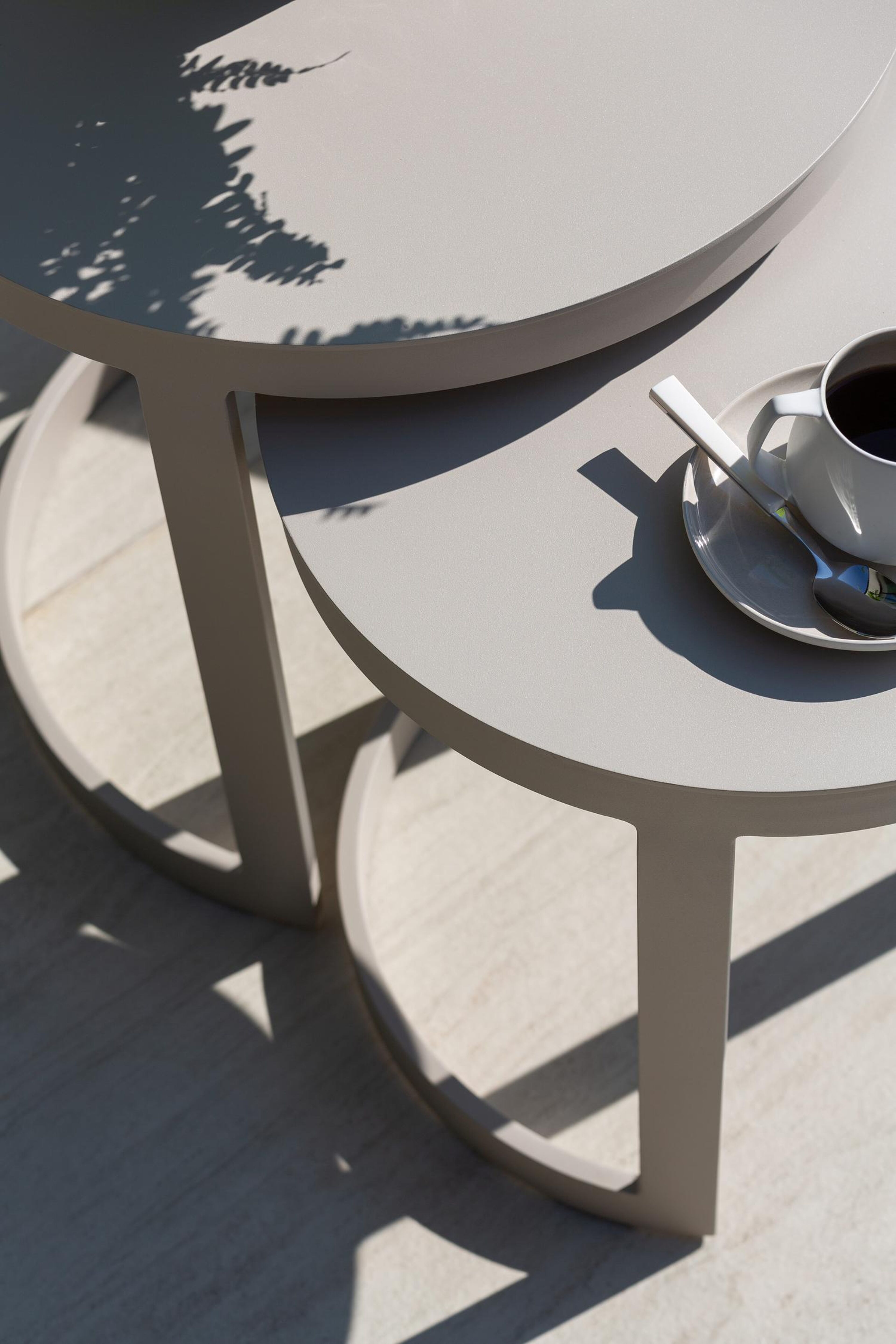 Enna loungetafels in beige aluminium - Dia. 44 x H. 64 cm + Dia. 52 x H. 52cm