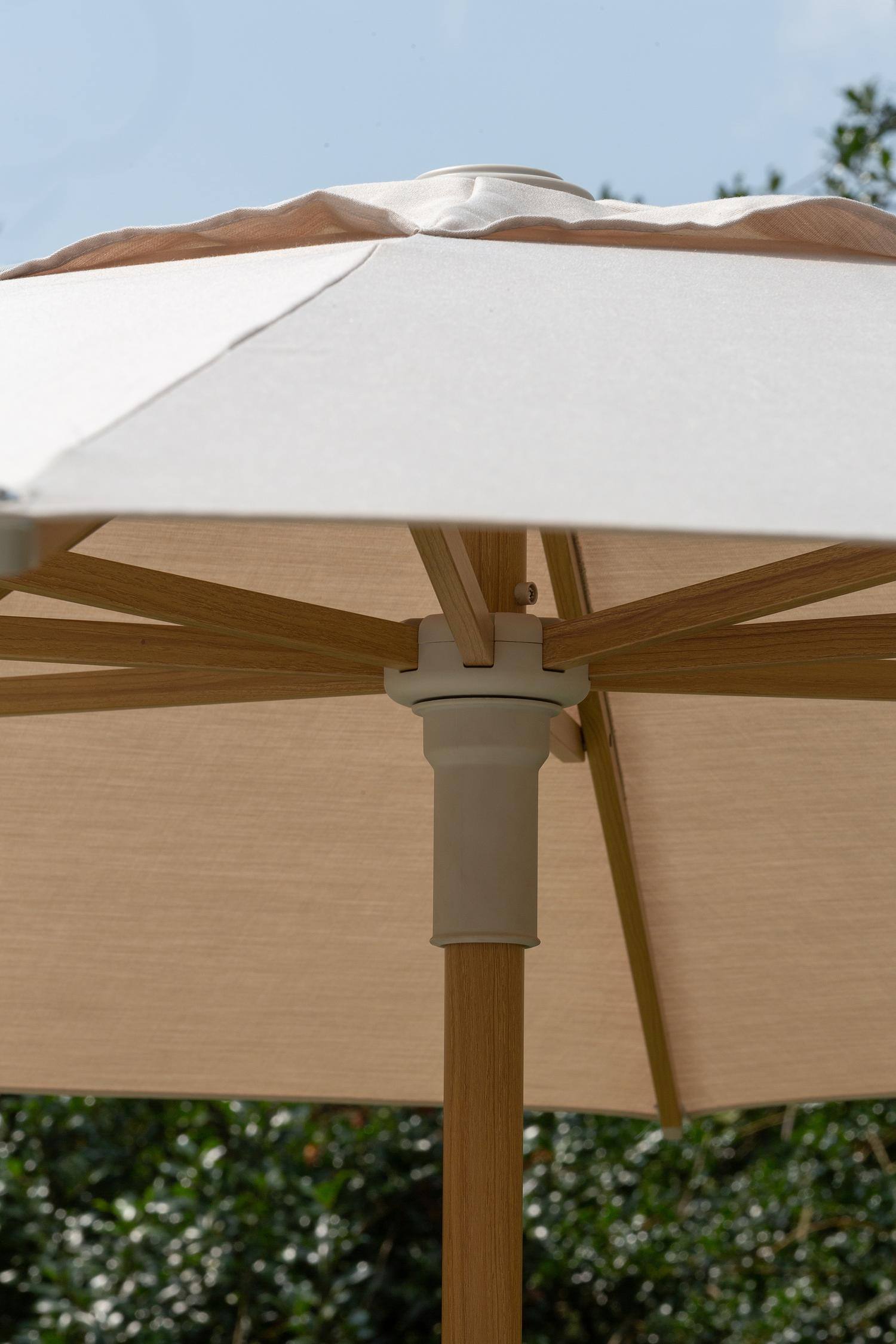 Umbria staanparasol in aluminium houtlook met beige all weather sunbrella® premium parasoldoek - Dia. 250 cm (zonder voet)